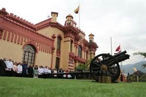 Con el retumbar de una salva a las 16:25 hora local comenzó la ceremonia de homenaje a Chávez encabezada por el presidente Nicolás Maduro.