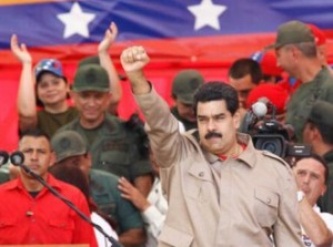 Vamos a acabar con todos esos grupos violentos, pero con la Constitución en la mano, aseguró Maduro.