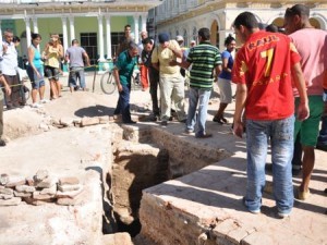 “La arcada de ladrillos hallada el pasado 7 de marzo en el extremo noroeste del parque no es más que un refuerzo para las edificaciones del convento”, sostuvo Orlando Álvarez. (Foto Vicente Brito)