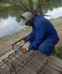 A orillas del río Yayabo nace paulatinamente lo que será la taberna “La Ribera”.