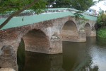 A orillas del río Yayabo nace paulatinamente lo que será la taberna “La Ribera”.