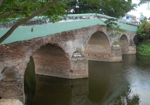 A orillas del río Yayabo nace paulatinamente lo que será la taberna “La Ribera”.