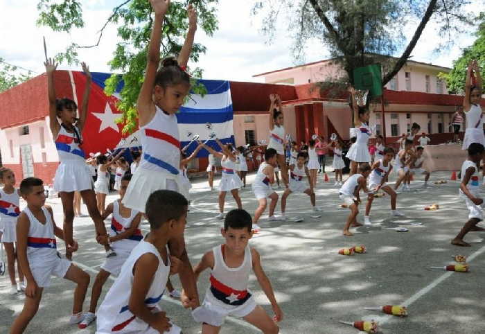 Niños cubanos con una infancia feliz – Escambray