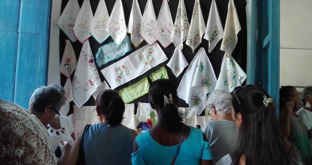 Exposición de manifestaciones textiles en la galería Benito Ortíz