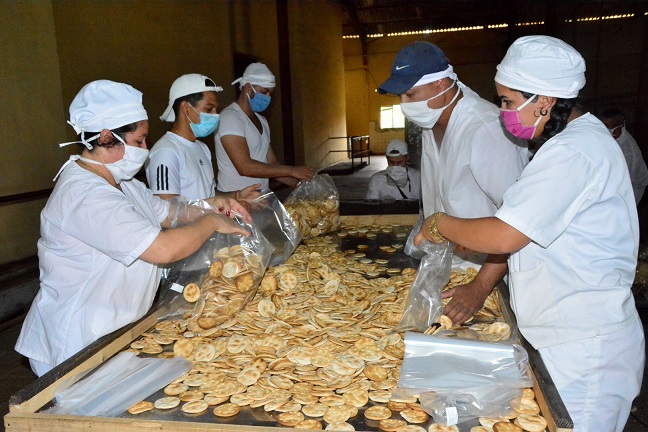 La fábrica de galletas de Sancti Spíritus trabaja de forma continua para asegurar la entrega de un paquete del producto por cada núcleo familiar. (Foto: Vicente Brito/ Escambray)