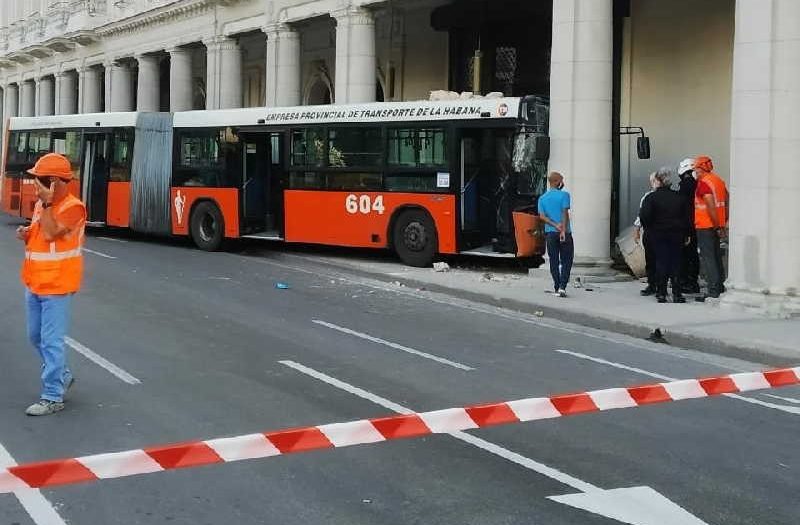 cuba, la habana, turismo, accidente, omnibus urbano