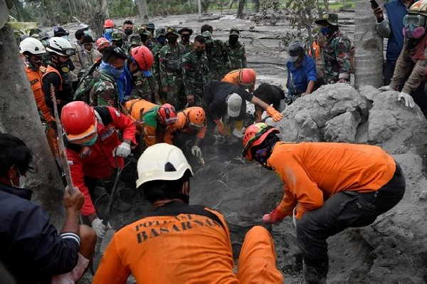 indonesia, medio ambiente, volcan, muertes, desaparecidos, desastres naturales
