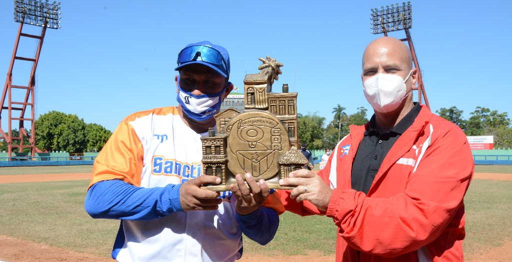 sancti spiritus, cdr, gerardo hernandez, premio del barrio, serie nacional de beisbol, 61 snb, gallos, gallos 61 snb