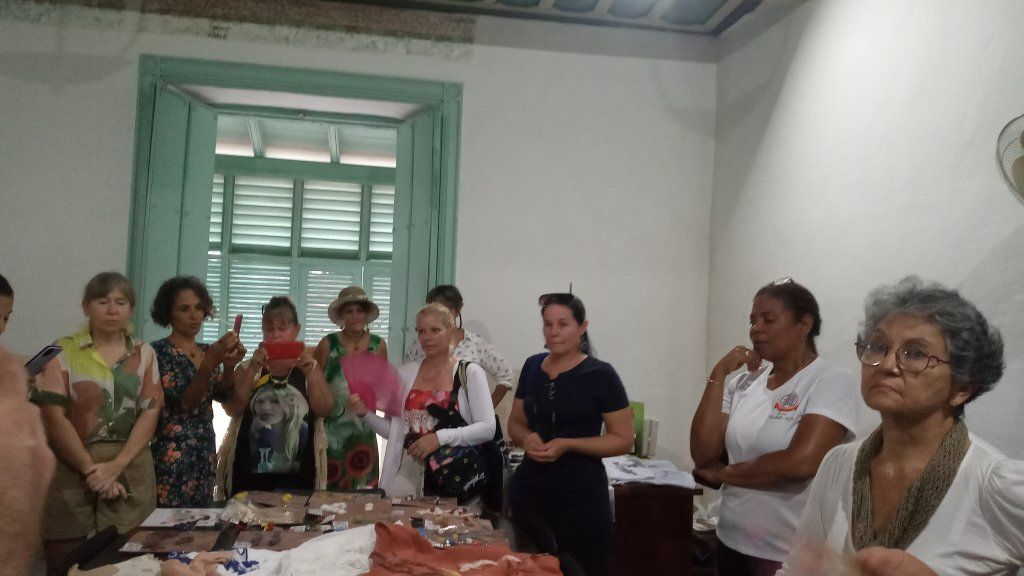 Artesanas y emprendedoras de varias provincias participaron en este taller dedicado al diseño textil a partir del uso de la seda.