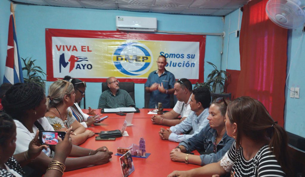 Los parlamentarios intercambian con los trabajadores de Divep en  Sancti Spíritus.