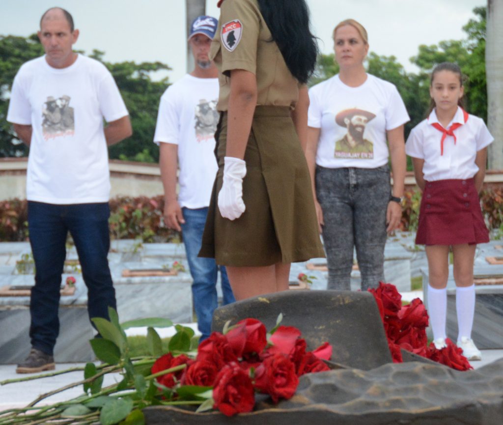 Rosas rojas se dejan ver en los nichos del Mausoleo.