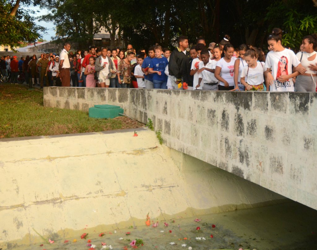 Los hijos de Yaguajay depositaron flores en el simbólico rio que forma parte del Complejo Histórico.
