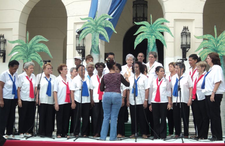 Miembros de la Cátedra del Adulto Mayor integran el Coro “Flor y sus Maravillas”.