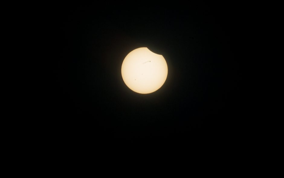 Comienzo del eclipse anular de sol. (Foto: Ismael Francisco/ Cubadebate)