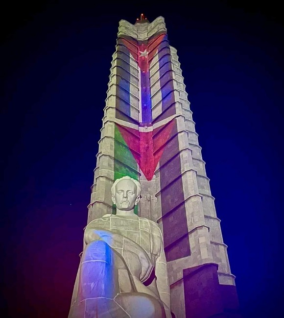 La Plaza de la Revolución luce la bandera palestina. (Foto tomada de las redes sociales)