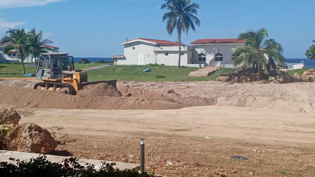 Trabajos de limpieza y remodelación de la franja de arena próxima al hotel.