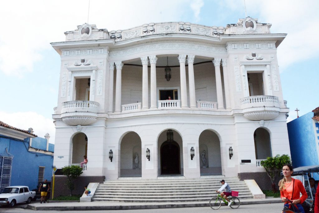 El majestuoso edificio desde el 30 de diciembre de 1963 cobija la colección y quehacer de la Biblioteca Rubén Martínez Villena.  