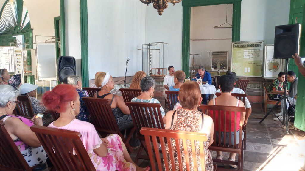 Conferencias y presentaciones de libros se incluyeron también en el programa de la celebración.