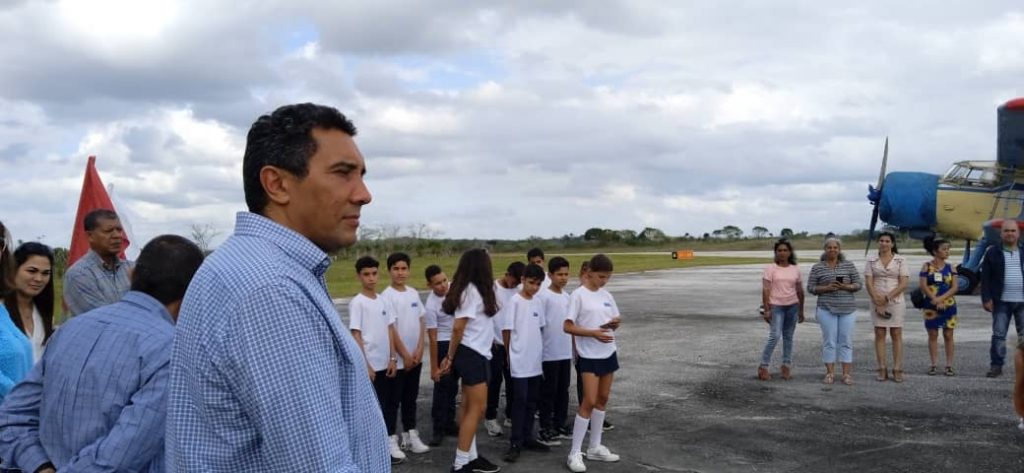 Eduardo Rodríguez Dávila asistió a la apertura de un círculo de interés en el aeropuerto de Sancti Spíritus.