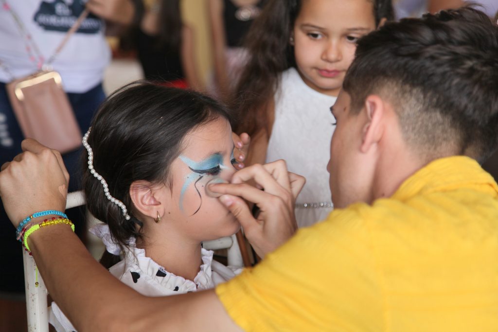 Agrupaciones infantiles también están presentes en el evento.