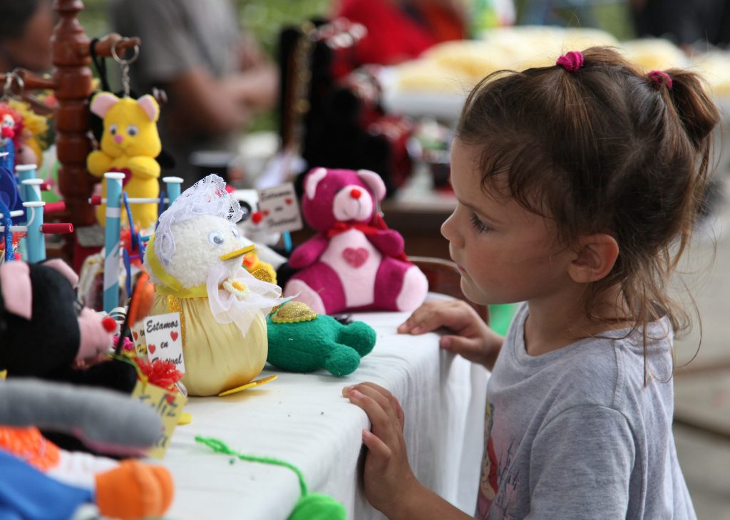 El quehacer de los artesanos también matiza el festival.