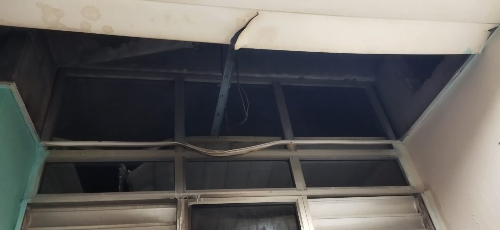 La separación del falso techo de su estructura metálica constituyó un intento por impedir que este ardiera.