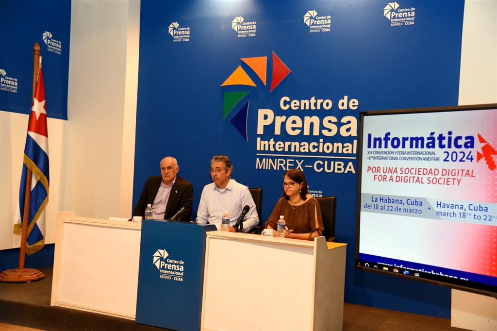 Wilfredo González (centro) explicó que al foro científico han confirmado su presencia representantes de 16 países. (Foto: PL)
