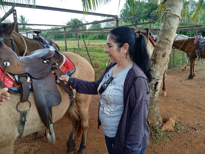 Yamirys Llanes Méndez, directora de la UEB Área Protegida de Recursos Manejados Jobo Rosado, visita una de las áreas de Soler. 