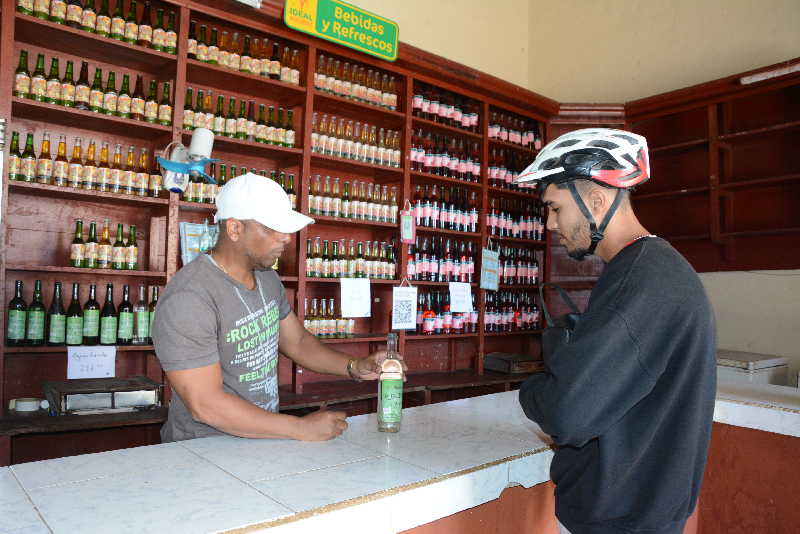 Cada día decenas de espirituanos acuden a los Mercados Ideales en busca de cualquier tipo de alimento o producto.