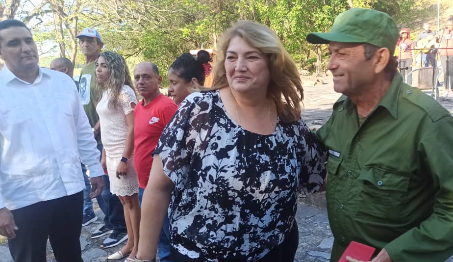 En la ceremonia fueron entregados carnets de militantes del Partido Comunista de Cuba a compañeros destacados de varios sectores.