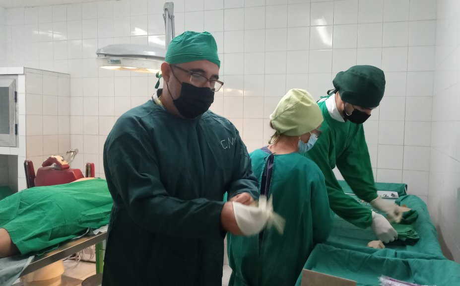 El equipo de profesionales se prepara para realizar el proceder quirúrgico.