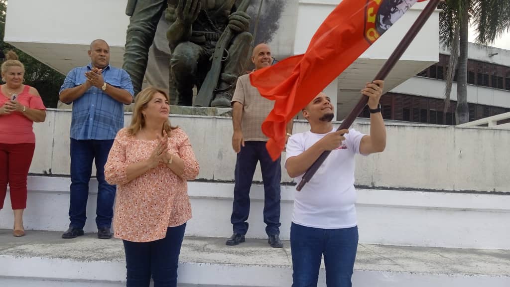 Deivy Pérez Martín entregó el estandarte a Abran Sánchez González, máximo dirigente juvenil espirituano.