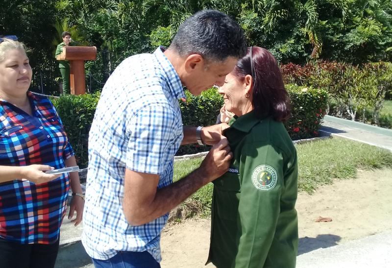 El presidente de la Asamblea Municipal del Poder Popular, Geovanys Pérez Martínez, entregó la Medalla Conmemorativa 65 Aniversario del Cuerpo de Guardabosques.