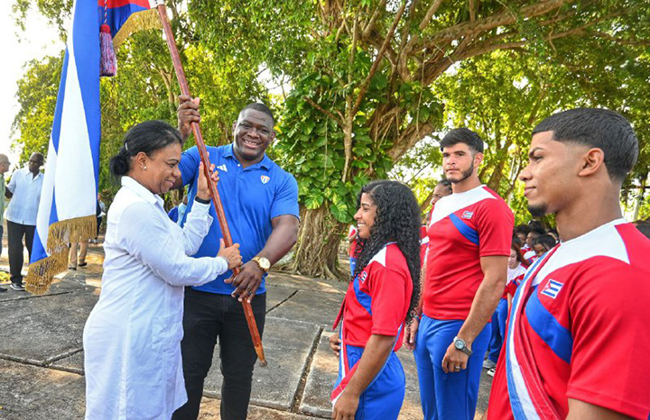Inés María Chapman, vice primera ministra, y Mijaín López, pentacampeón olímpico y Héroe de la República de Cuba, entregaron la enseña nacional a los atletas.