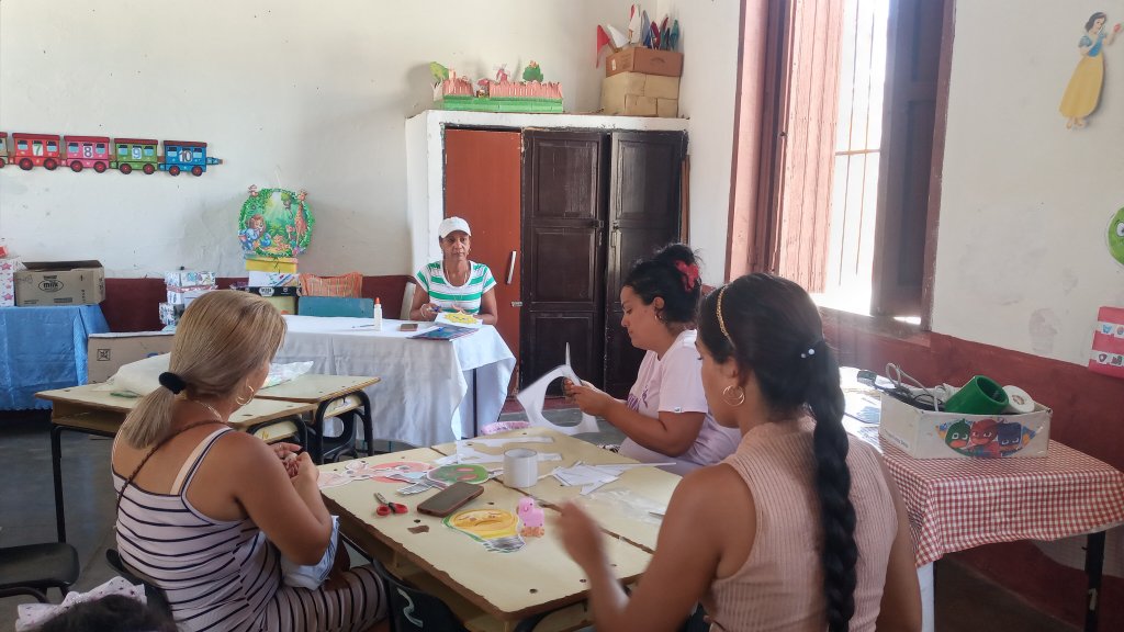 El personal docente alista el material escolar para recibir con alegría a los educandos de Trinidad.