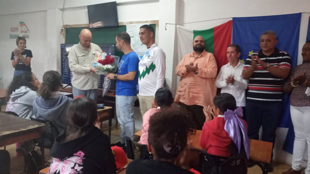 Profesores y alumnos de la escuela secundaria Carlos Echenagusía Peña agradecieron al diplomático y sus acompañantes, el gesto de presentar el filme a los niños del plantel.