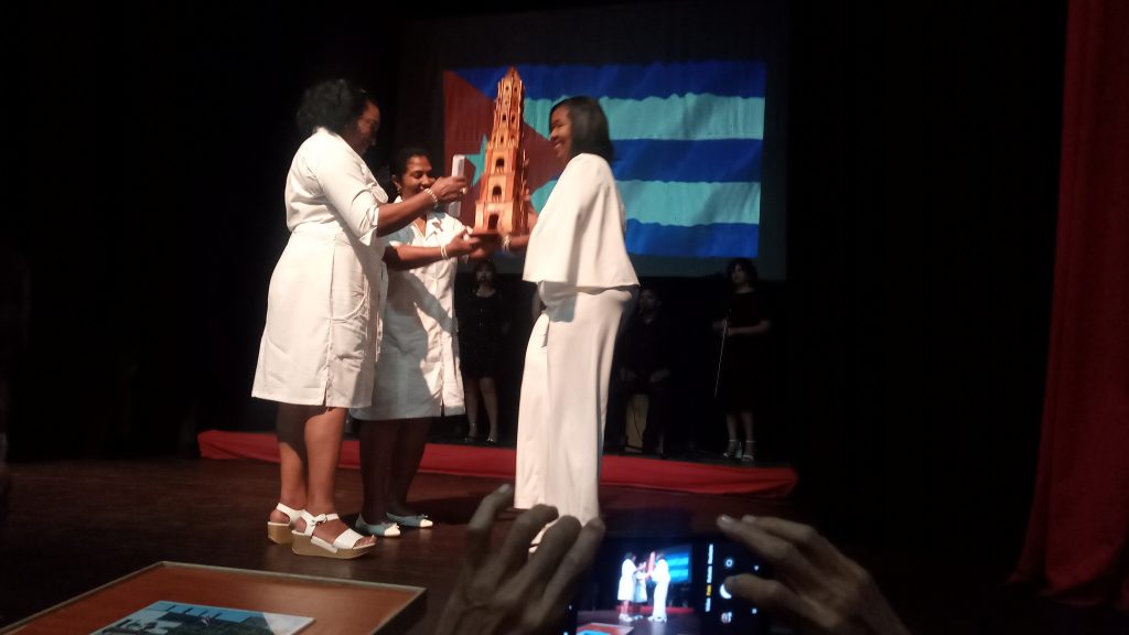 La réplica de la Torre de Manaca Iznaga, uno de los símbolos de Trinidad, fue entregada a la Dirección Municipal de Educación.