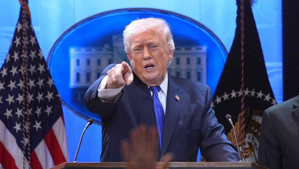 Trump calificó la decisión de "profundamente decepcionante". (Foto: AP)