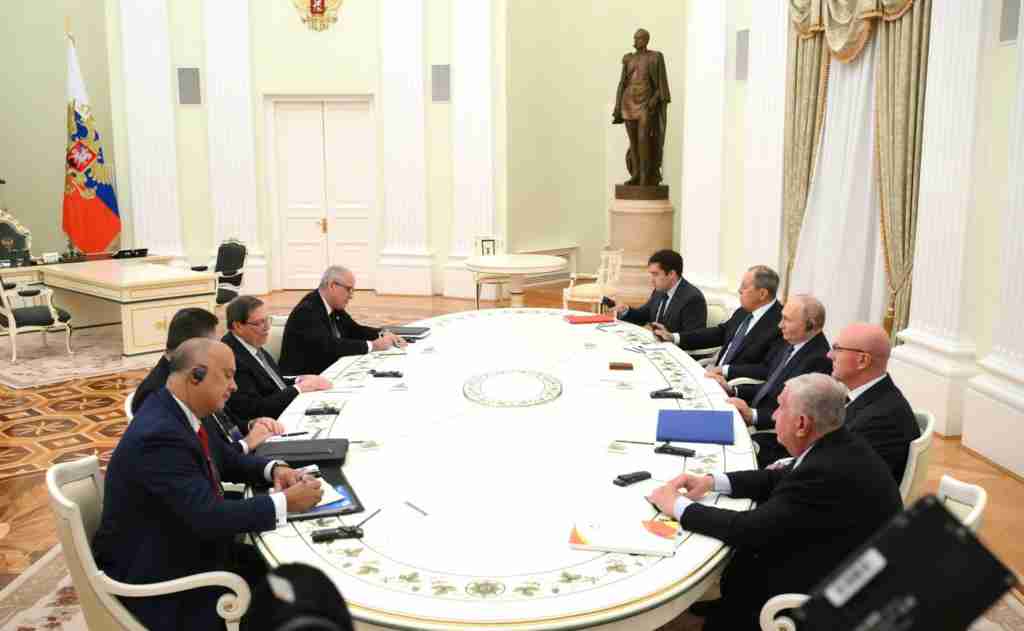 El canciller cubano manifestó sentirse honrado por la oportunidad de dialogar con el jefe de Estado ruso y trasladó saludos afectuosos de Raúl y Díaz-Canel.