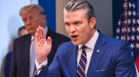 El secretario de Guerra de EE.UU., Pete Hegseth, en una conferencia de prensa con el presidente estadounidense, Donald Trump, en la Casa Blanca el 6 de abril de 2026.