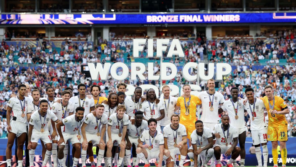 Los jugadores de Inglaterra posan para una foto tras recibir sus medallas de tercer lugar. (Foto: FIFA)