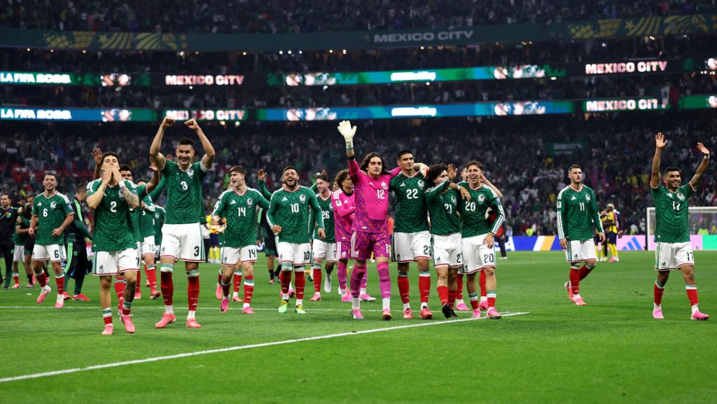 Los mexicanos celebran su triunfo ante Ecuador y su pase a octavos de final.